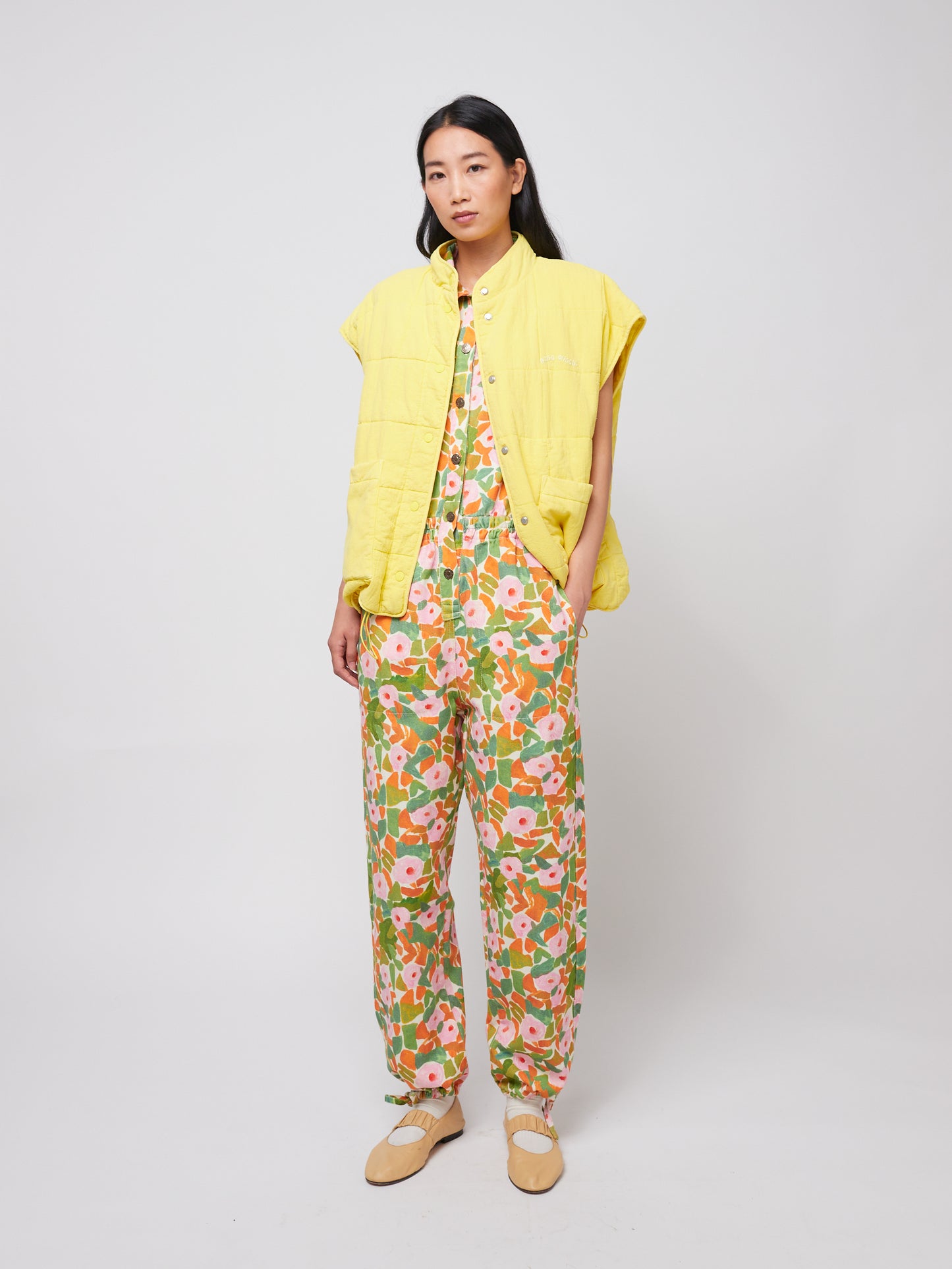 花柄のリラックスジャンプスーツ