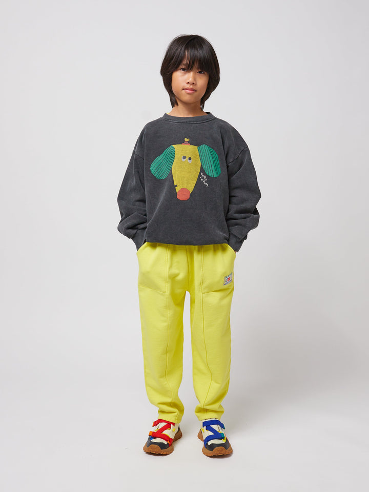 笑顔の黄色いジョギングパンツ