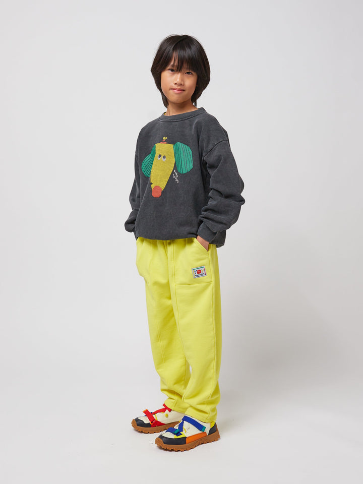 笑顔の黄色いジョギングパンツ