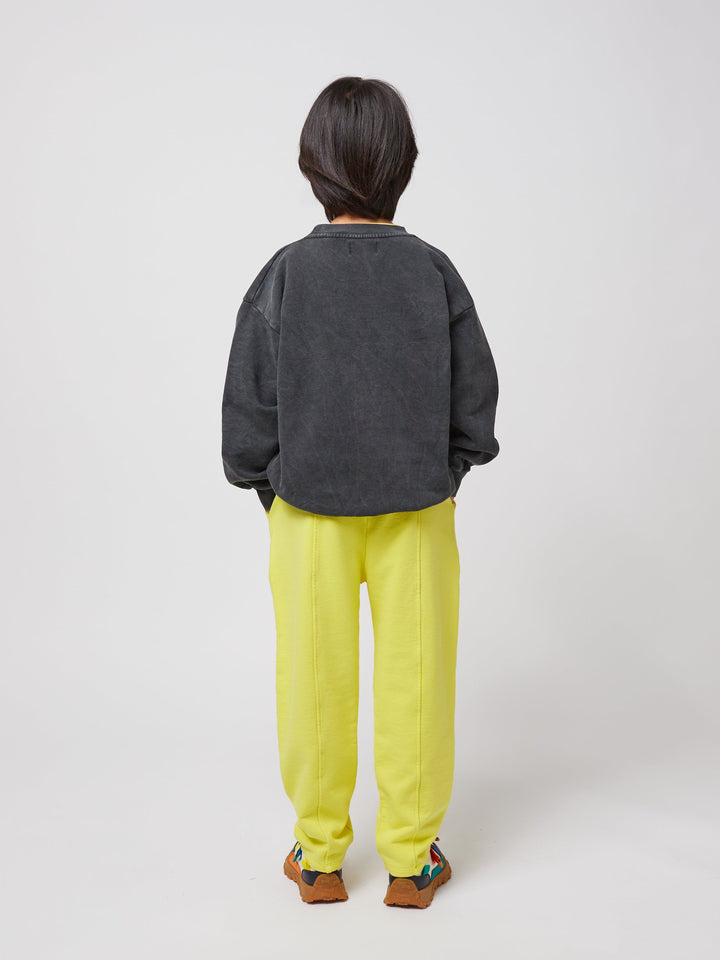 笑顔の黄色いジョギングパンツ
