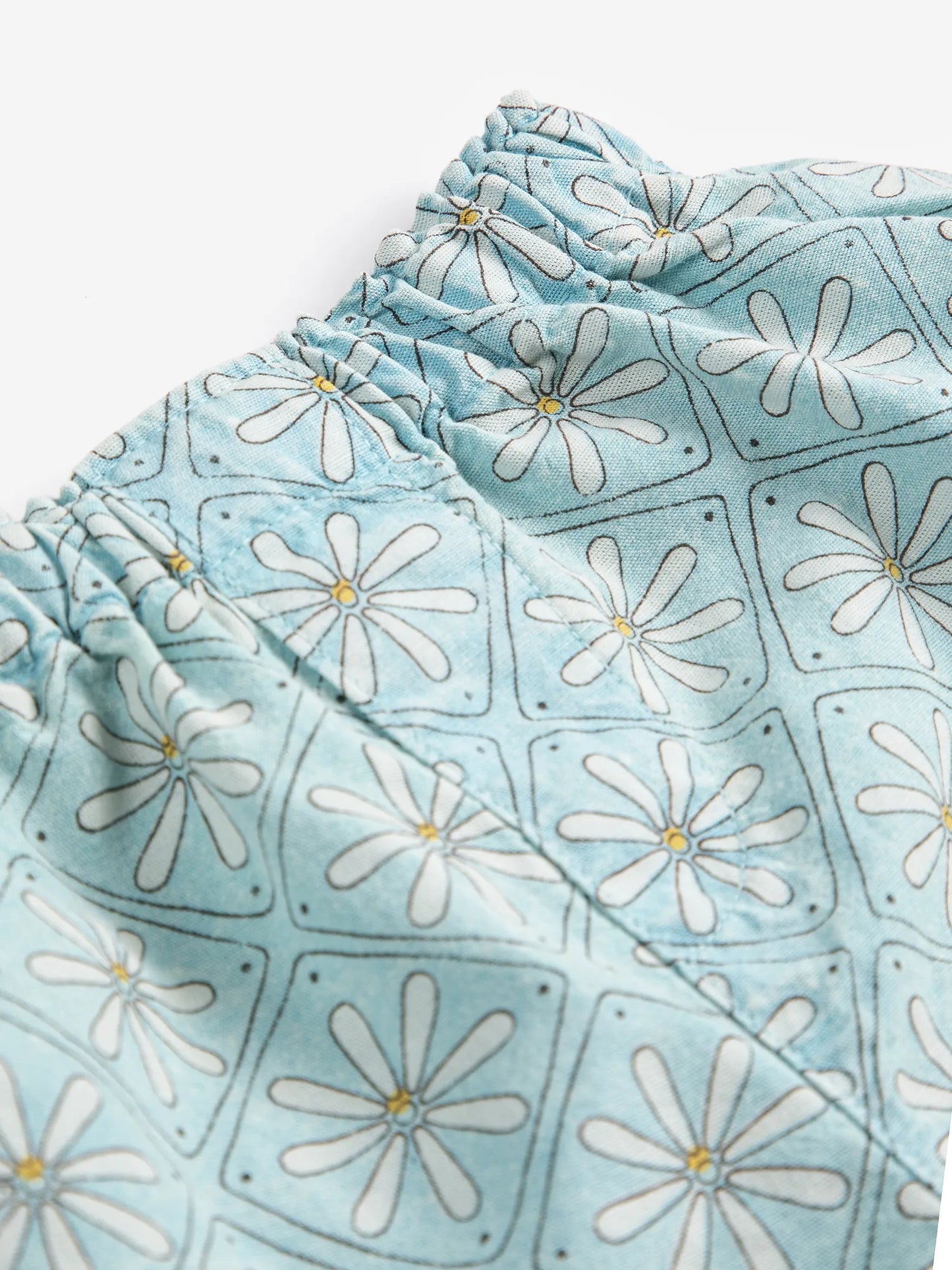 Daisy Mosaic all over woven short