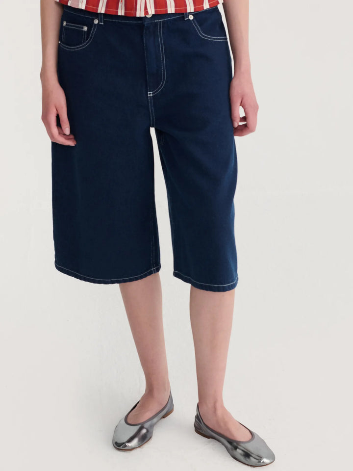 Contrast-stitching denim bermuda
