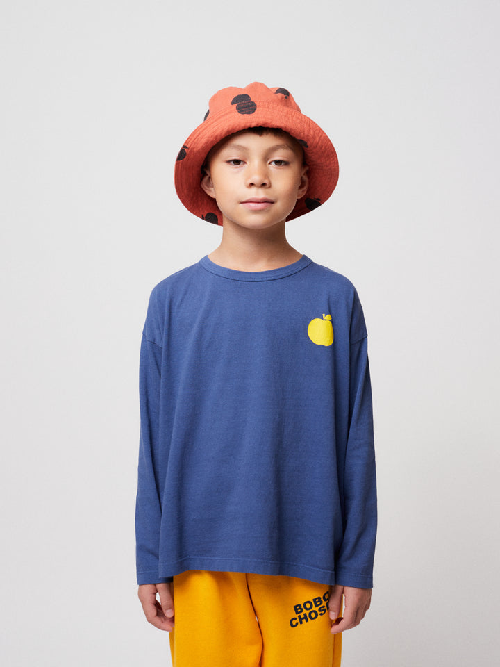 ポマ・ボボはネイビーのTシャツを選んだ