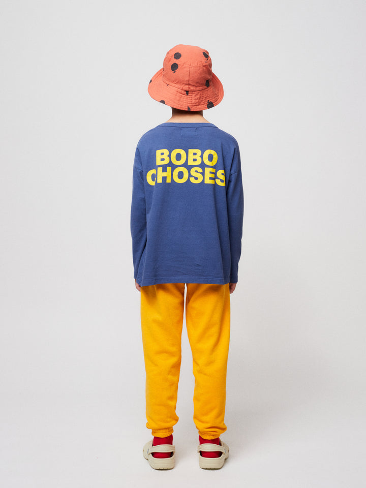 ポマ・ボボはネイビーのTシャツを選んだ