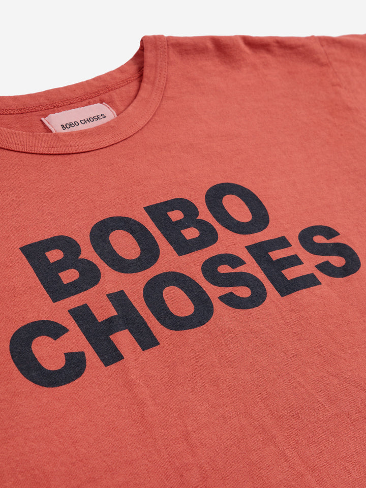 ボボは赤いTシャツを選んだ