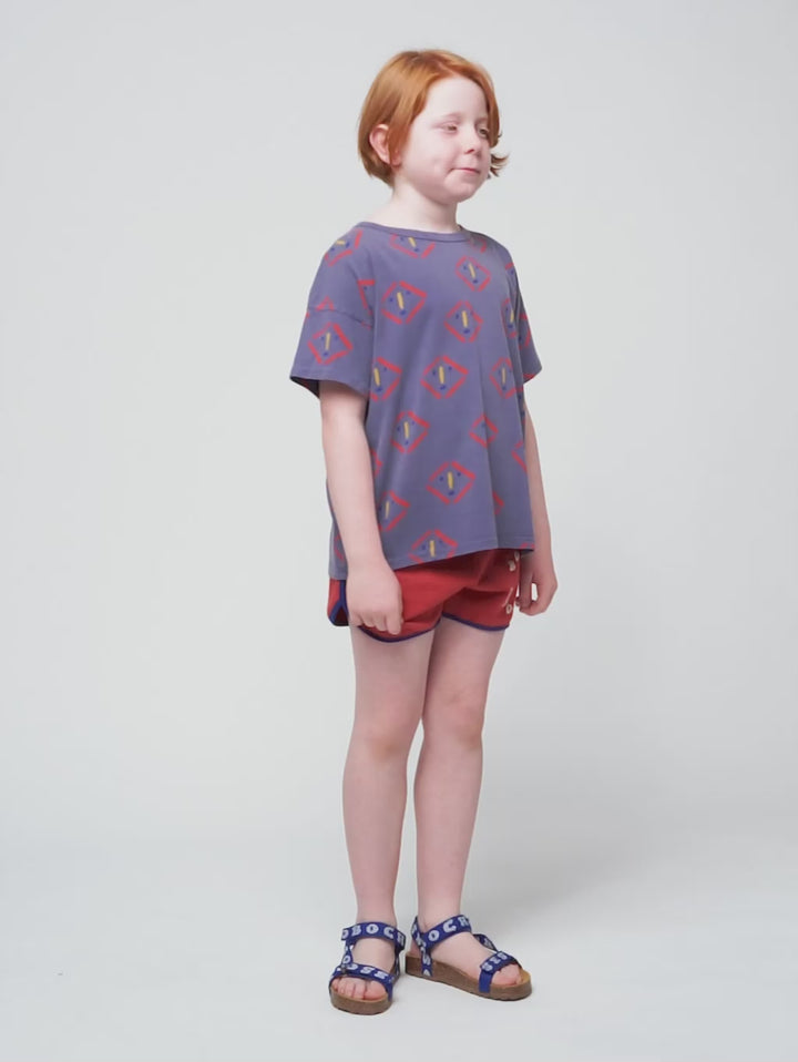 ボボはプリント柄の青いサンダルを選んだ