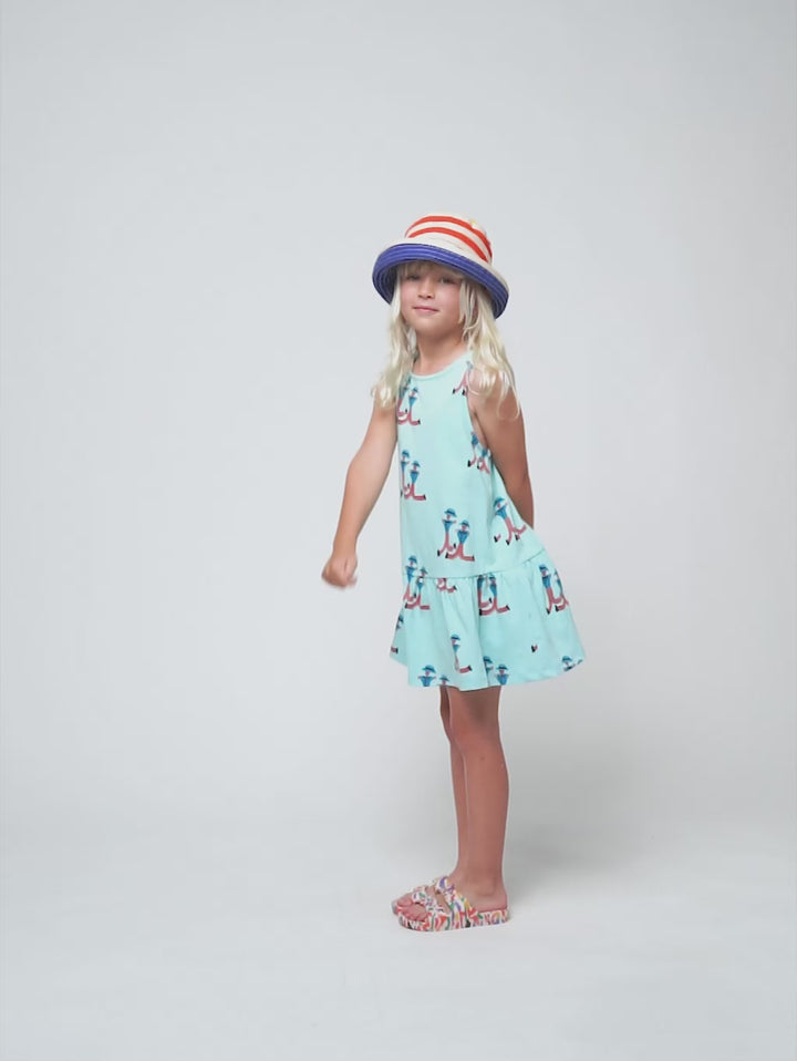 ドレス全体に踊る巨人