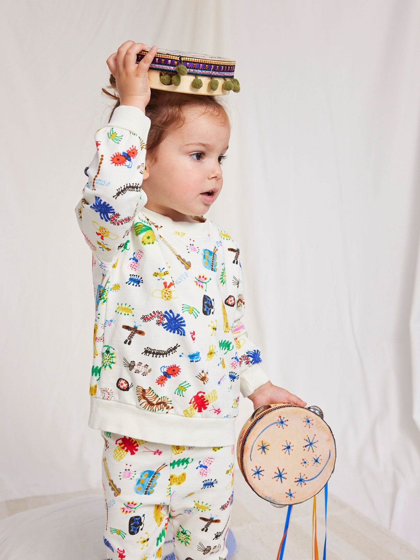 面白い昆虫が全面に描かれたスウェットシャツ