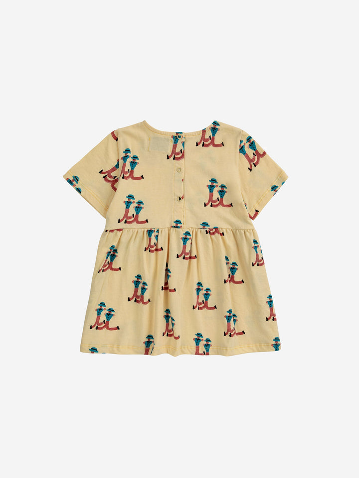 ドレスの上で踊る巨人