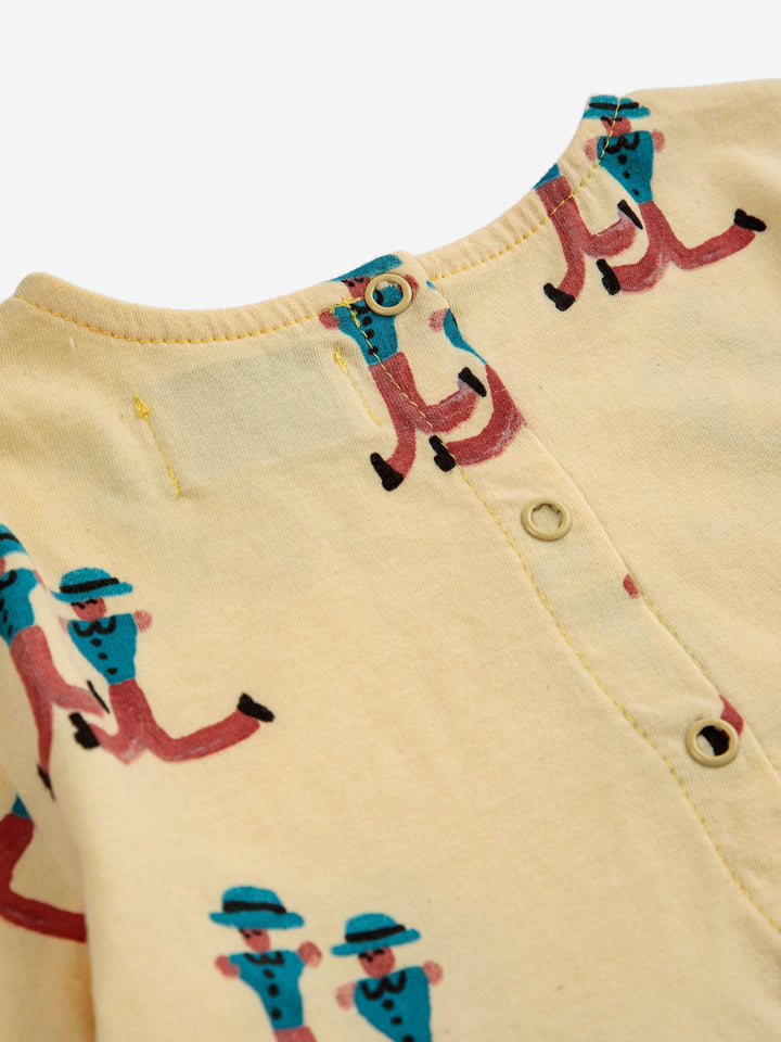 ドレスの上で踊る巨人