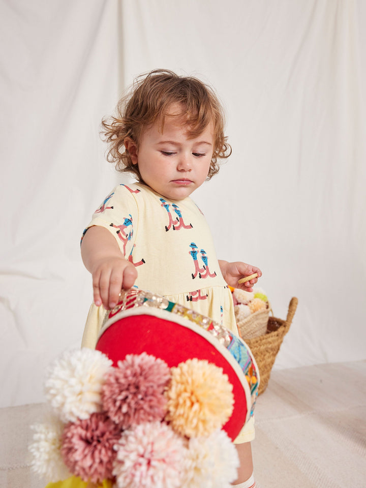 ドレスの上で踊る巨人