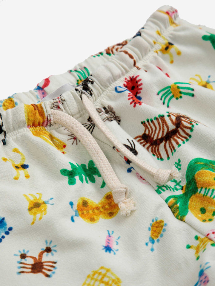 ジョギングパンツ全体に面白い昆虫が描かれている