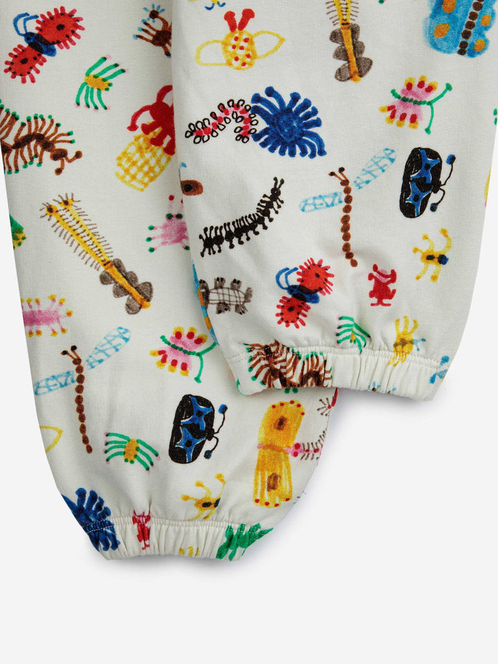 ジョギングパンツ全体に面白い昆虫が描かれている