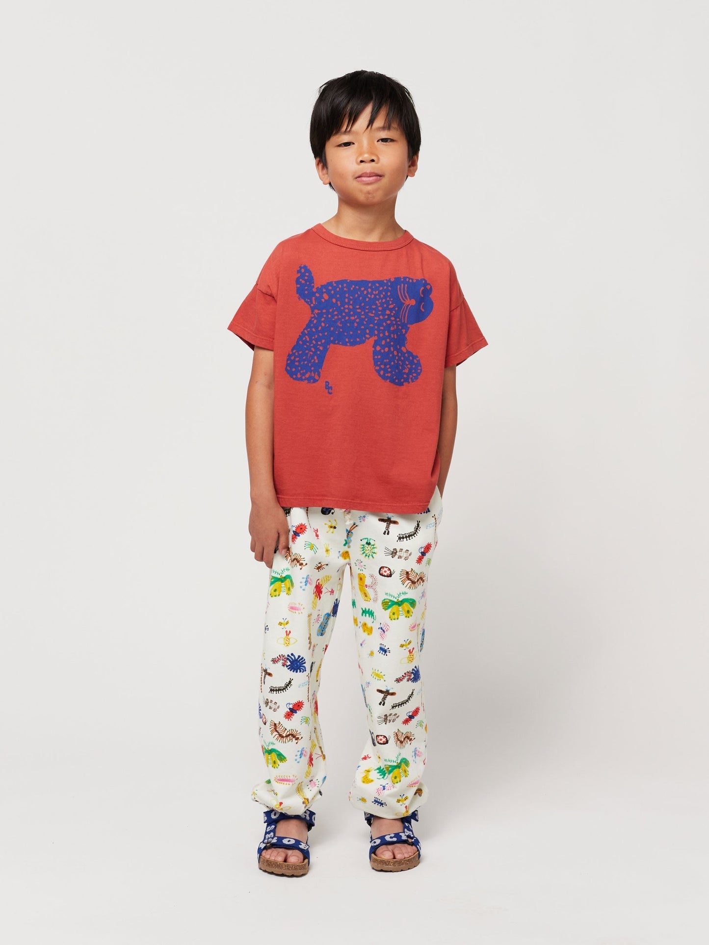 ジョギングパンツ全体に面白い昆虫が描かれている