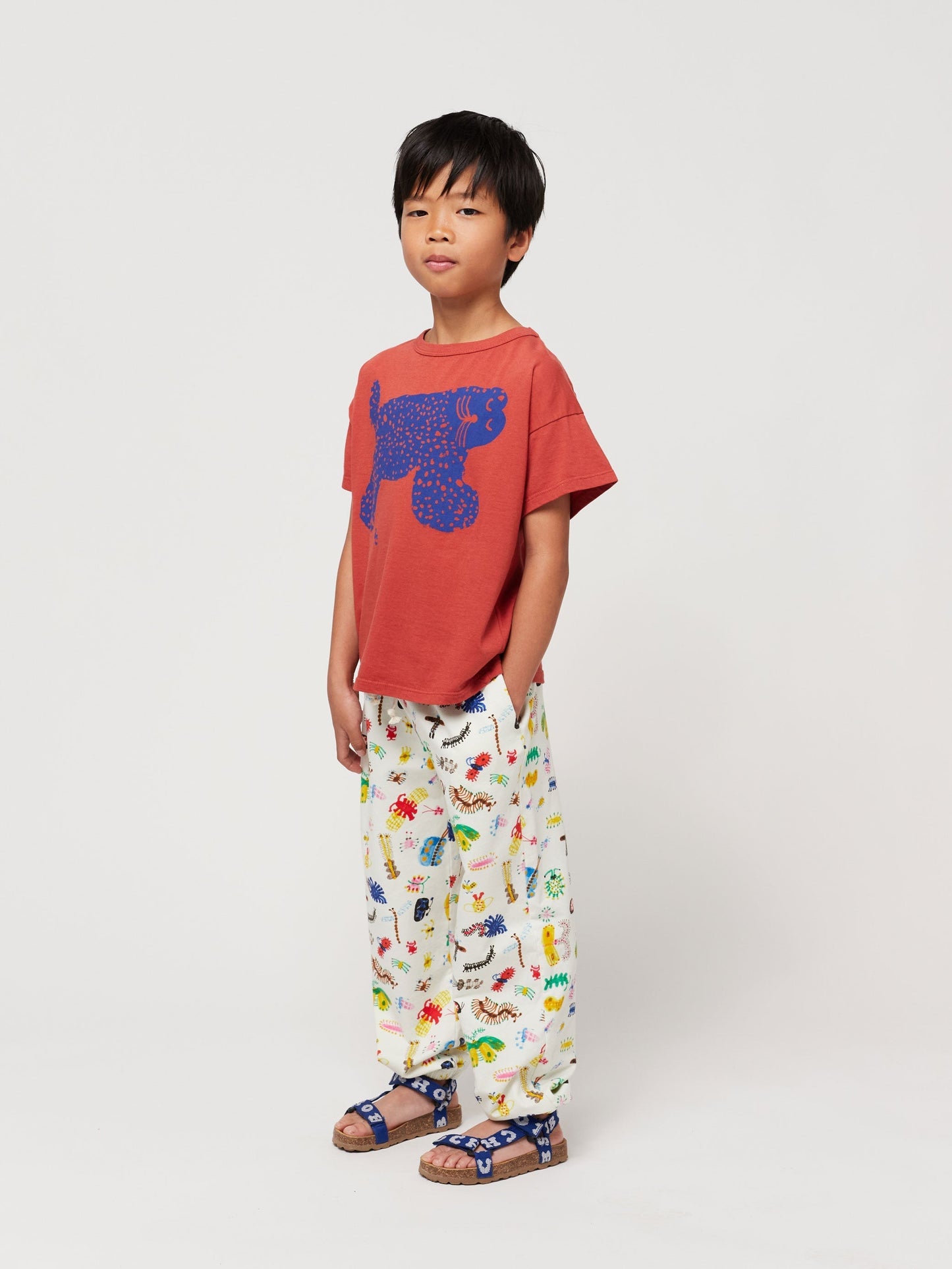 ジョギングパンツ全体に面白い昆虫が描かれている