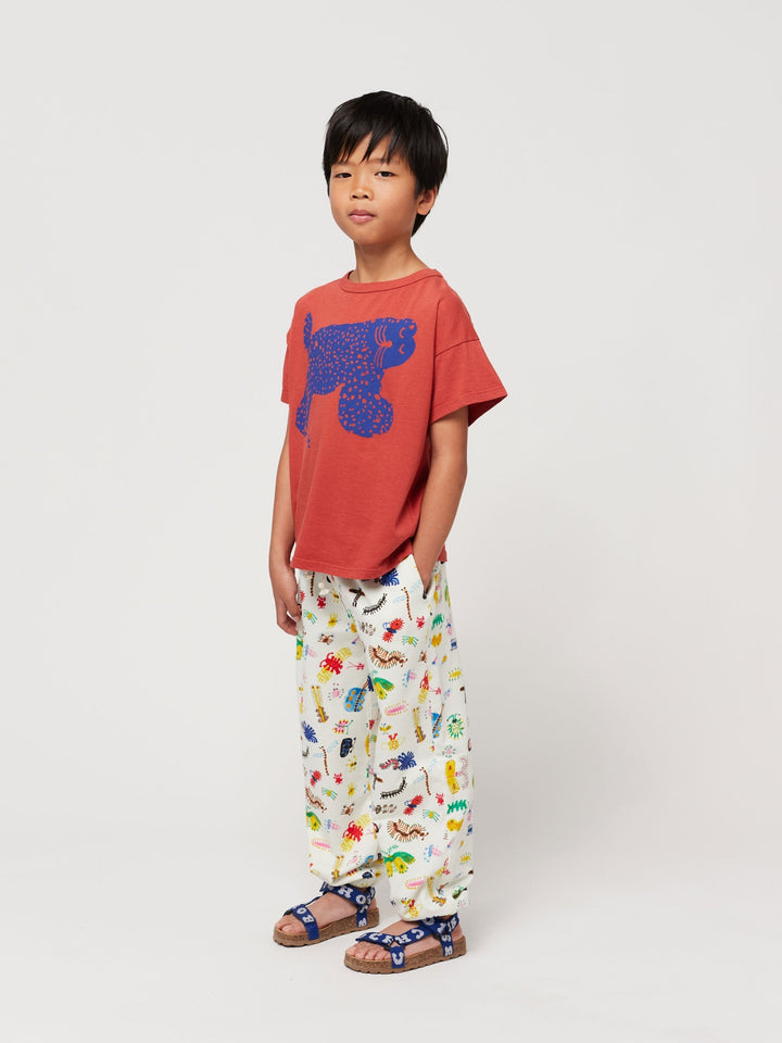 ジョギングパンツ全体に面白い昆虫が描かれている