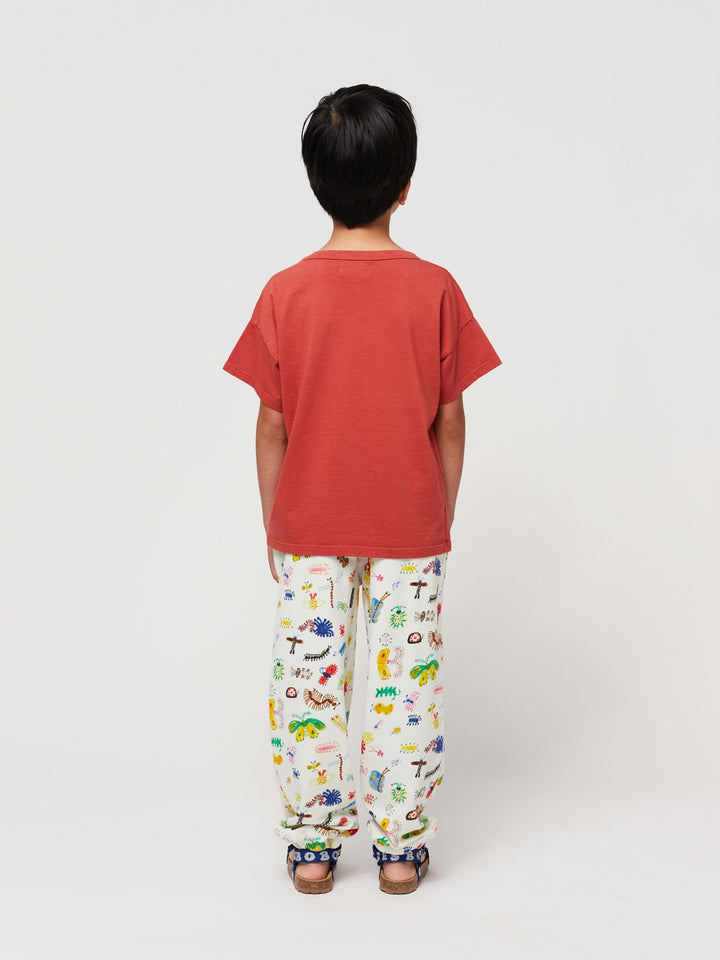 ジョギングパンツ全体に面白い昆虫が描かれている