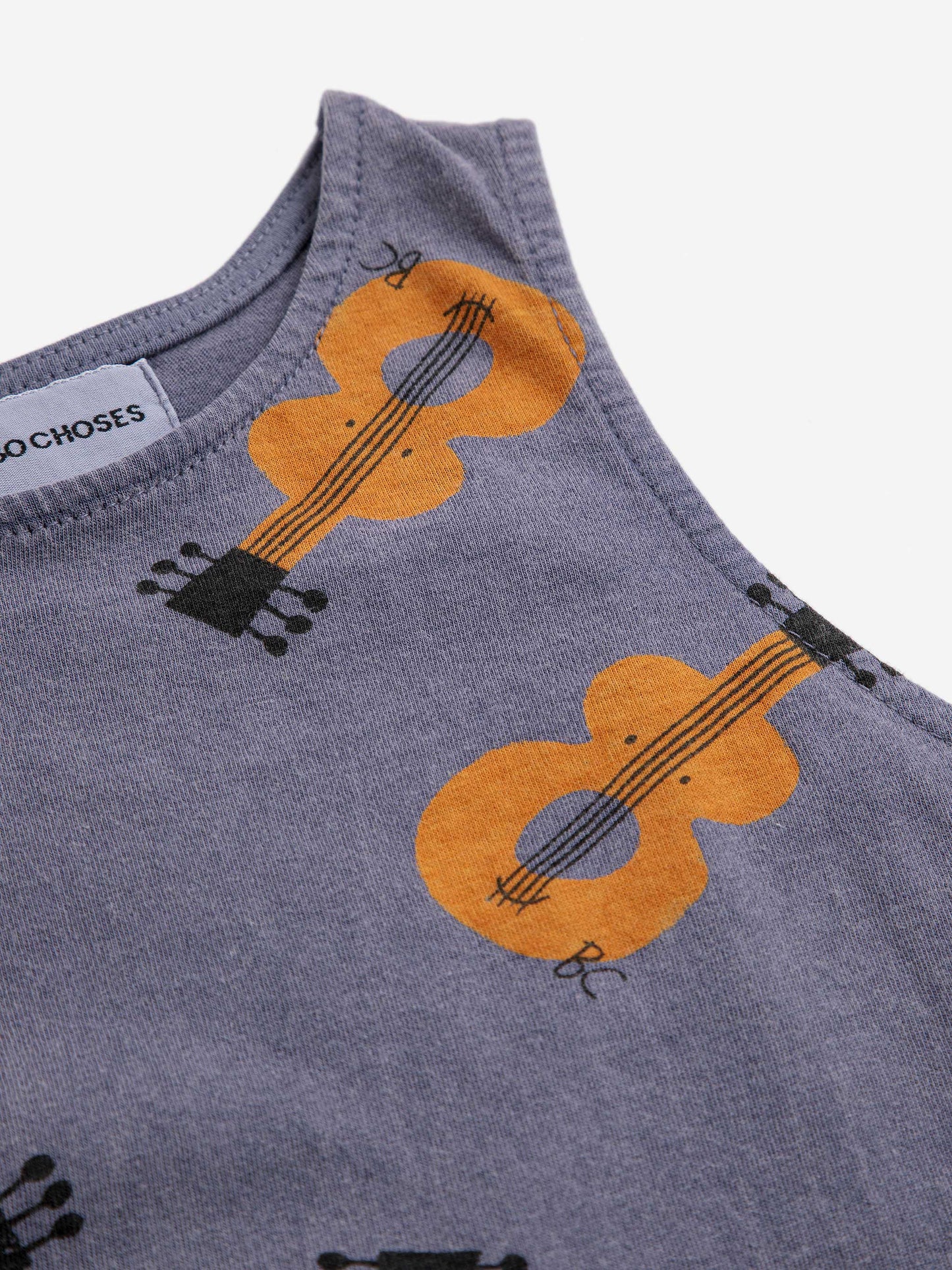 ドレス全体にアコースティックギター