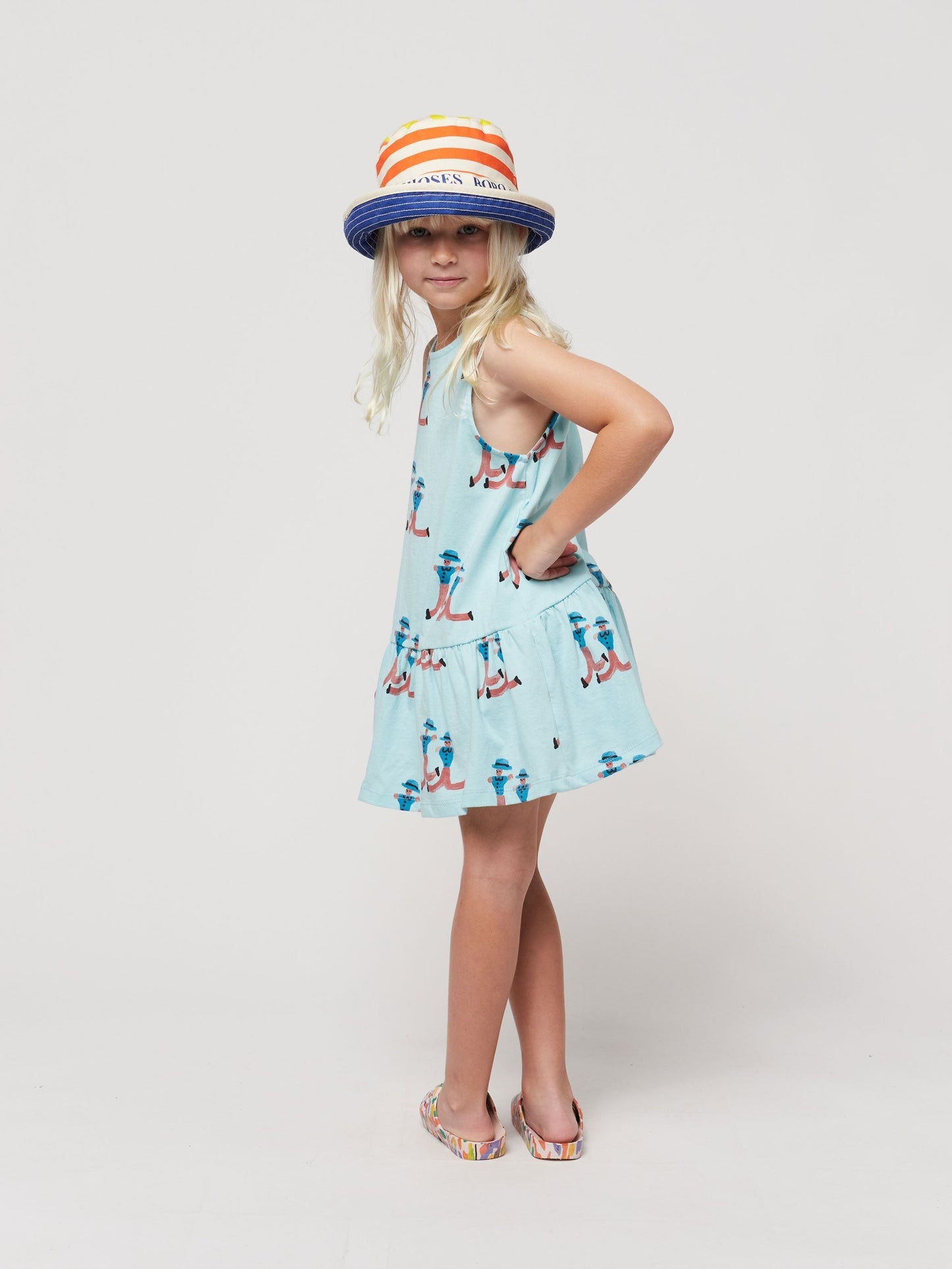 ドレス全体に踊る巨人