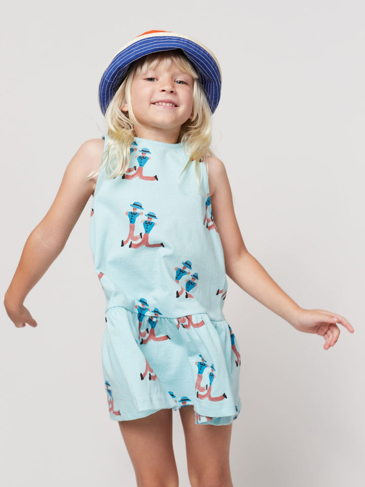 ドレス全体に踊る巨人