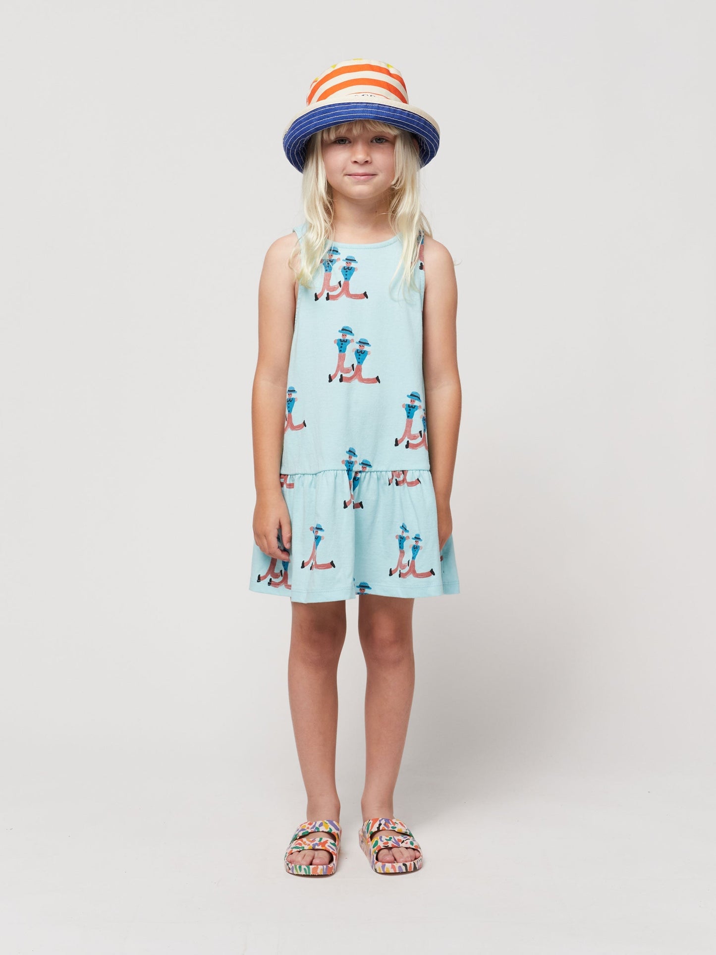 ドレス全体に踊る巨人