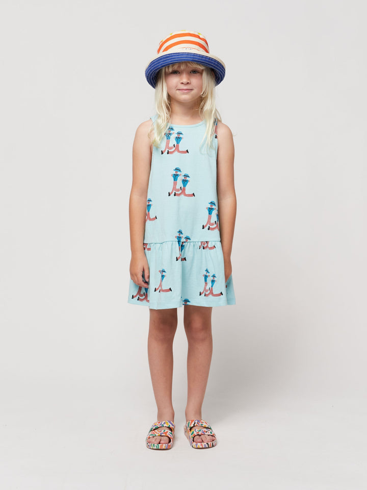 ドレス全体に踊る巨人