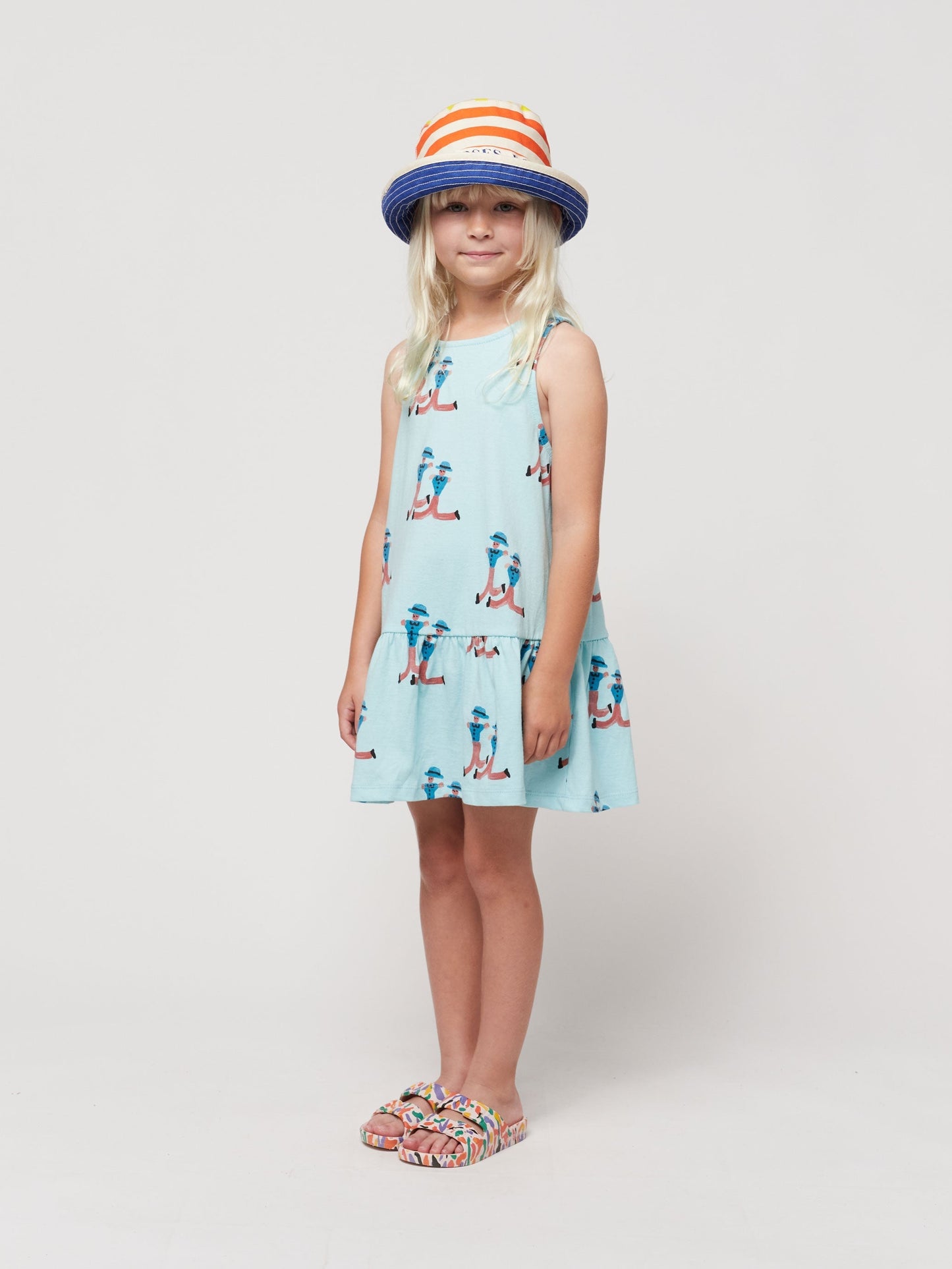 ドレス全体に踊る巨人