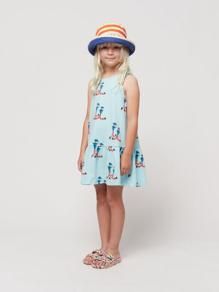 ドレス全体に踊る巨人