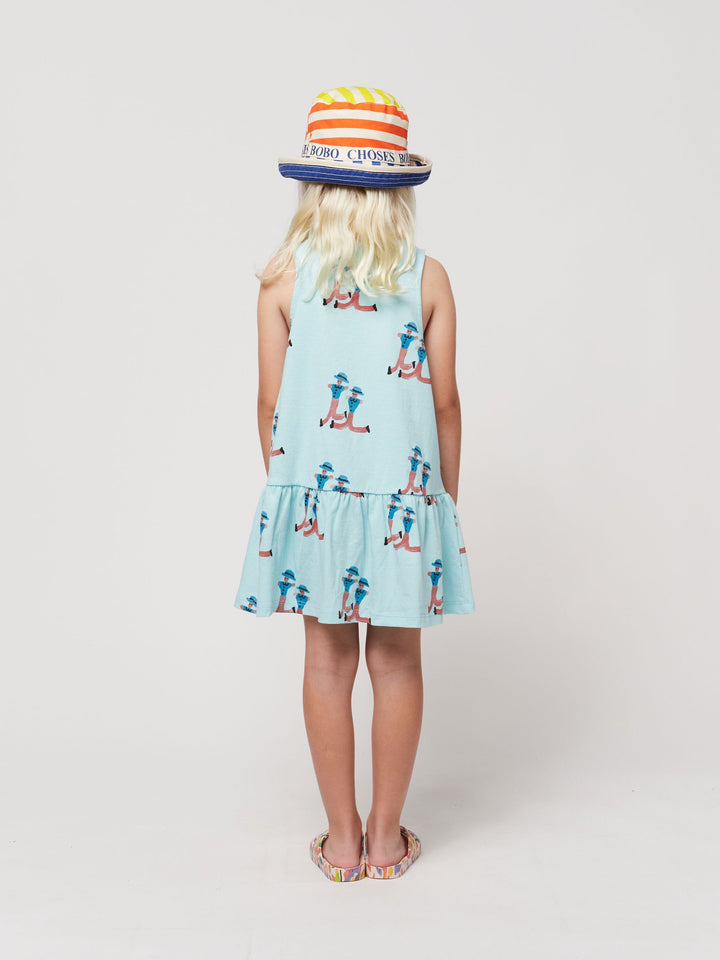 ドレス全体に踊る巨人