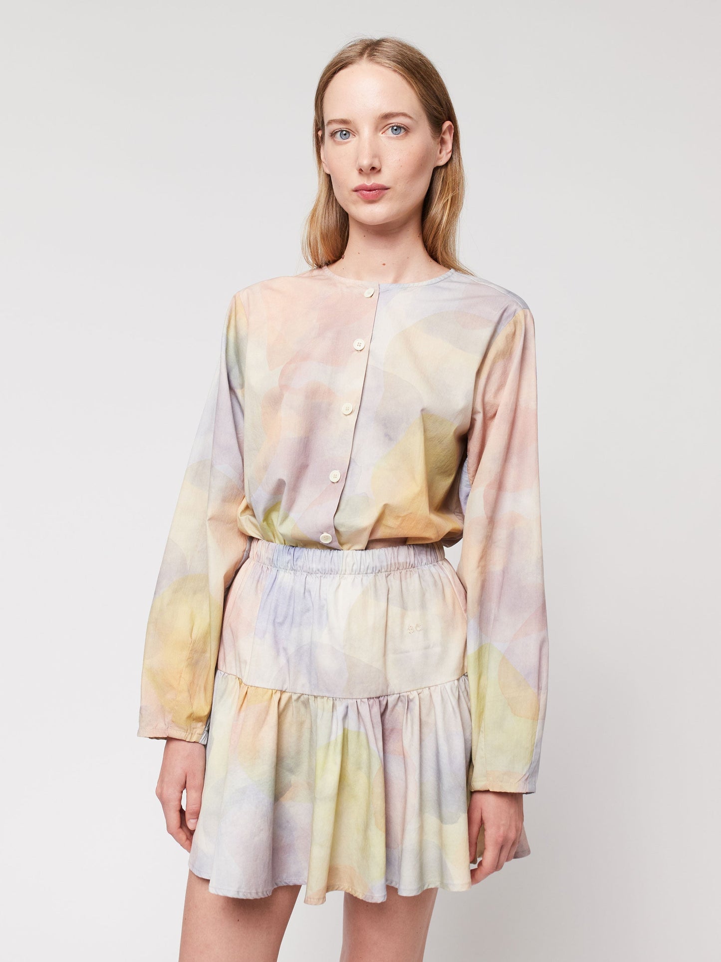 スカイライトプリントのフリルショートスカート