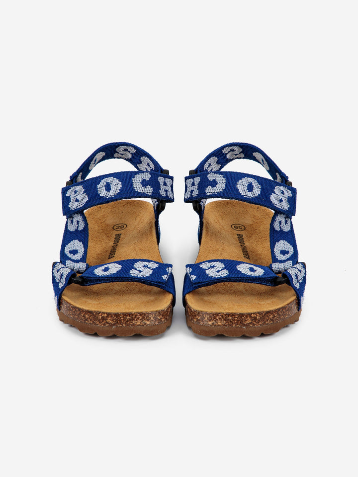 ボボはプリント柄の青いサンダルを選んだ