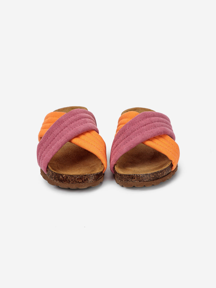 ピンクのクロスオーバーサンダル